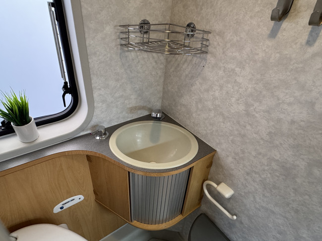 Adria Twin 600 158 CV Fiat Ducato 3.0 AUTOM&Aacute;TICO **Solo 6 metros/Cama transversal grande/4 asientos/Toldo/Panel solar/Portabicicletas/JBL/Ver foto: 18