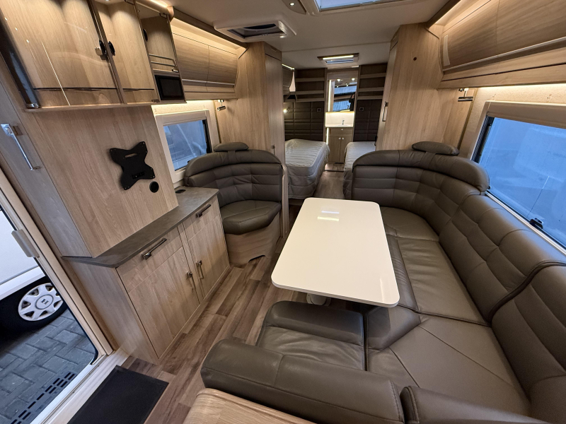 Kabe Royal 780 TDL Front Kitchen - Komplett Foto: 4