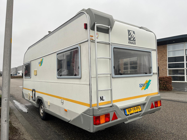 Knaus Sport 2404 | Auvent | Mover semi-automatique | Lit fixe | Dinette (coin salon rond) | Chauffage | Toilette &agrave; cassette | Galerie de toit/&eacute;chelle photo: 6