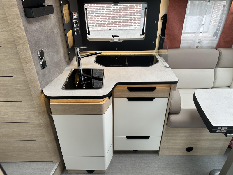 Rapido 686 F Automatic, Face to Face photo: 18