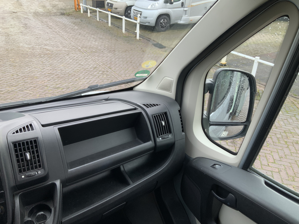 Peugot Boxer L2 H2 Buscamper: Euro 6 met verlaagbare tafel tot 2 pers. lengte-bed, 154 cm breedte, 185 cm lengte, FSL Camperinbouw 2021, km 66000, Zwenkbare fietsendrager, Zonnepaneel 180W, Bj.2017 Camper centrum on the road foto: 12