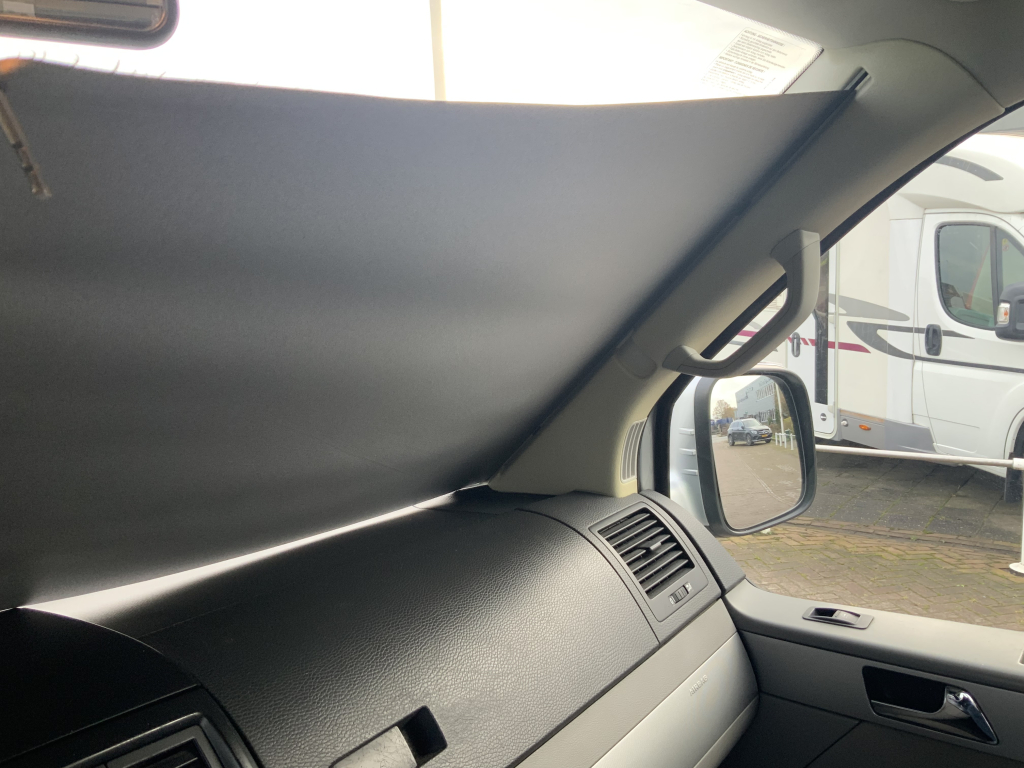 VW Westfalia California 2.5 TDi 130 PS, 5 Sitzpl&auml;tze, 4 Schlafpl&auml;tze, Elektr. Hubdach / Seitent&uuml;r, Bj 2006 Camper Centrum On the Road am Noorderringweg 4 in Marum. Foto: 20