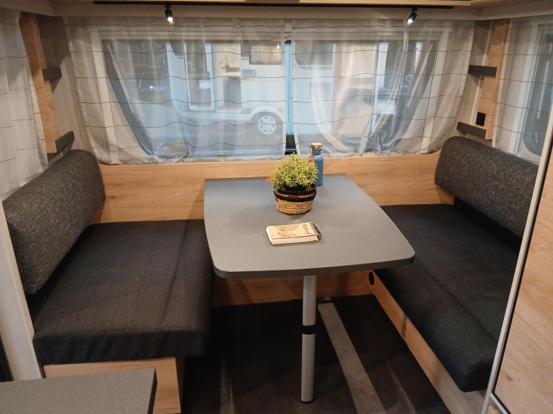 Dethleffs Camper 460 EL photo: 4