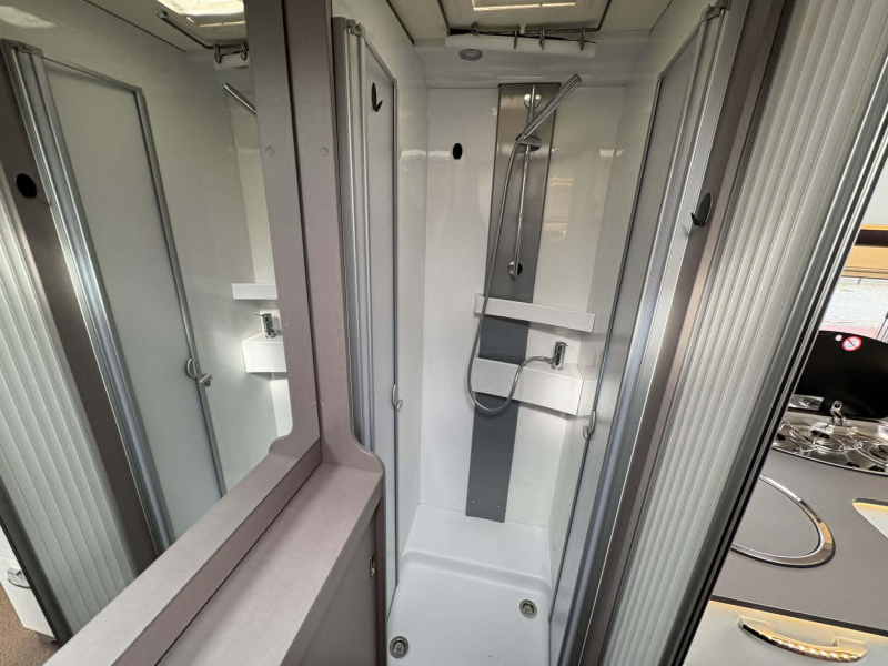Bürstner Lyseo TD 680 Face to face + compleet  foto: 14