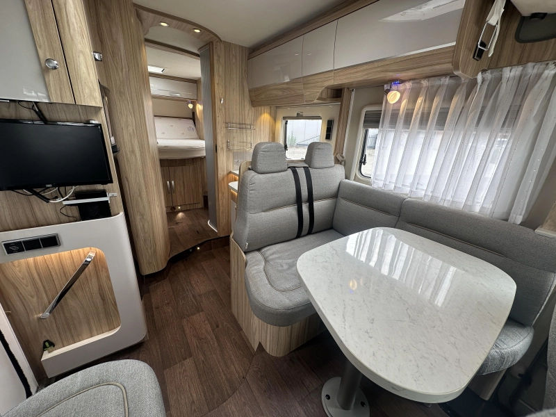 Hymer B698 Queensbed L-zit 150PK TV photo: 6