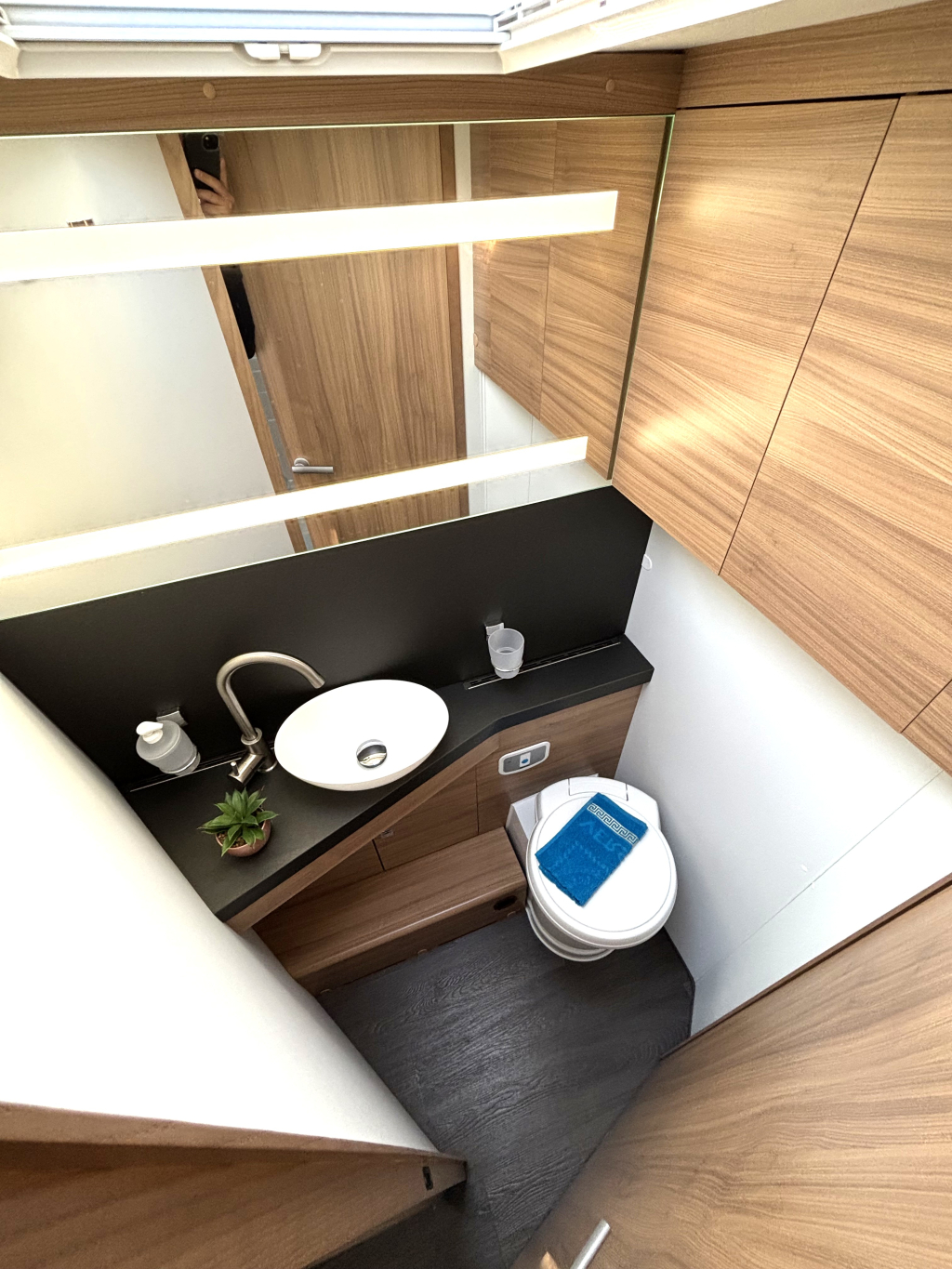 Adria Matrix Plus 670DC QUEENSBED + HEFBED + FACE TO FACE foto: 9
