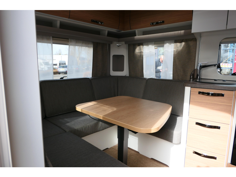 Eriba Nova 530 enk. bed zeer luxe  foto: 6