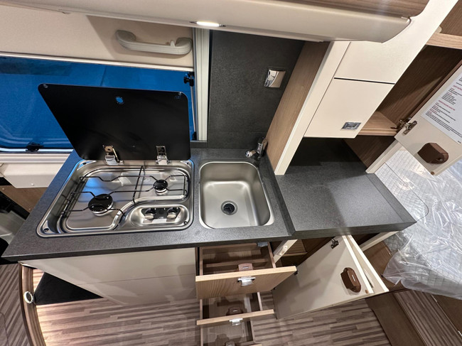 Malibu Van First Class Two Rooms 640 LE RB Charming GT Skyview photo: 8