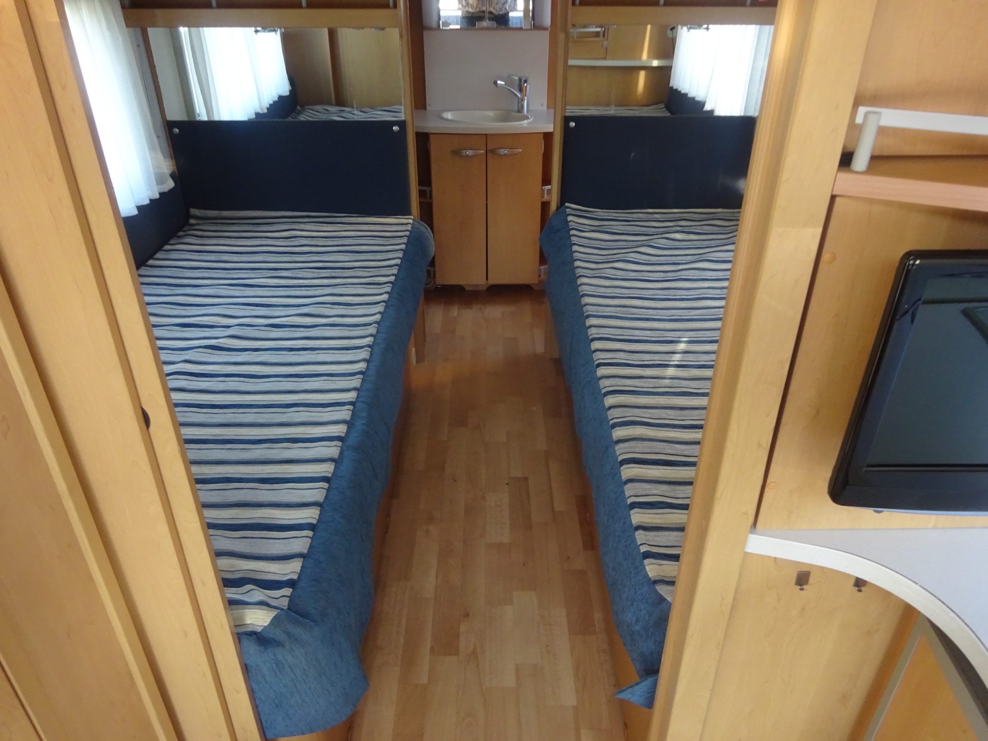 Knaus Sudwind 580 Ul Enkele Bedden #Grote Badkamer# foto: 11