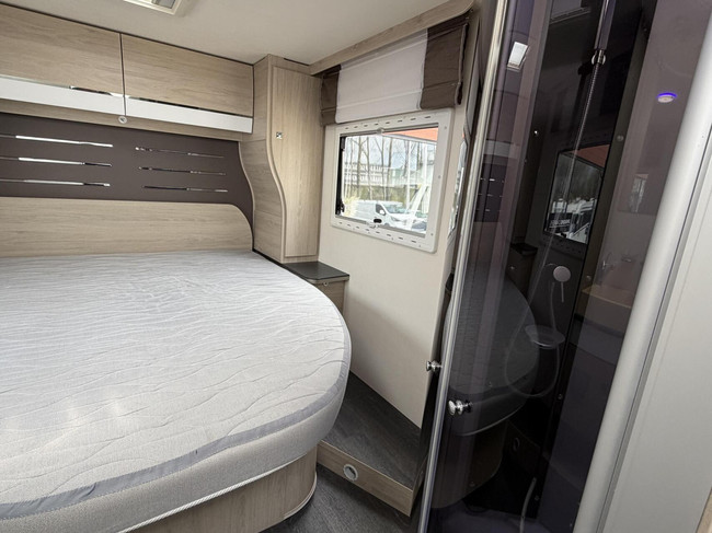 Challenger 398 XLB Queensbed Hefbed Zonnepaneel Luifel Bearlock photo: 19