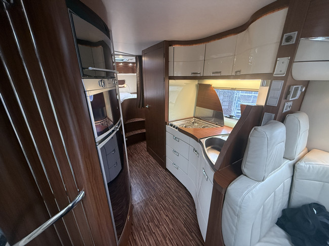 Hymer S 790 150 PS sehr luxuri&ouml;se Ausf&uuml;hrung franz&ouml;sisches Bett + Hubbett XXL K&uuml;hlschrank Backofen Markise Leder Klimaanlage Kamera TV elektr. Satelliten-TV gro&szlig;e Garage Foto: 23