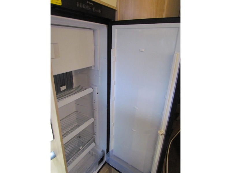 B&uuml;rstner Nexxo T 728 G Camas longitudinales, Tercera cama foto: 4