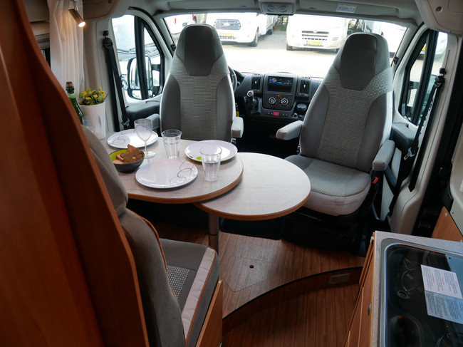 Pössl 2Win Plus, 6 Meter Buscamper, Groot Dwarsbed!!! foto: 7