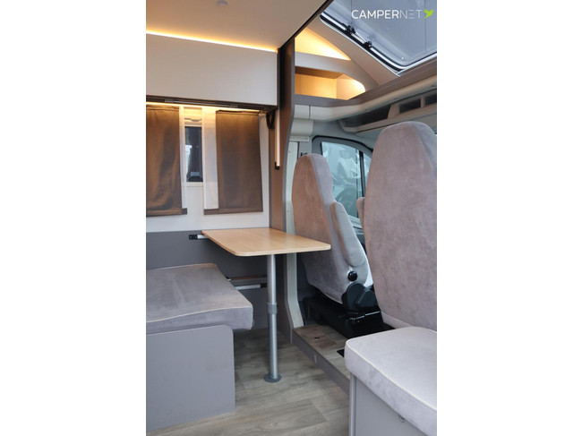 Camping-car LMC Tourer Lift H664 170 ch Automatique | Lits longs | Lit relevable | Chauffage diesel | Grand garage | Porte-vélos | Système multimédia | Photo : 5
