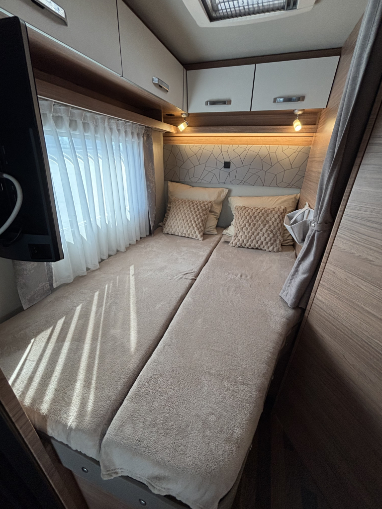 Weinsberg CaraSuite 650 9-VELOCIDADES AUTOM&Aacute;TICO CAMA FRANCESA + CAMA ABATIBLE foto: 2