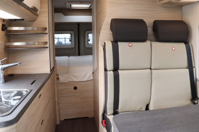 Autocaravana compacta Boxstar Street 600 de Knaus compacta 5.99 m cama transversal Fiat 140 cv (47 foto: 27