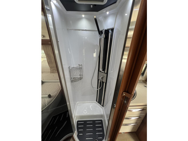 Mobilvetta KEA P65 premium klasse camper lengte en hefbed foto: 16