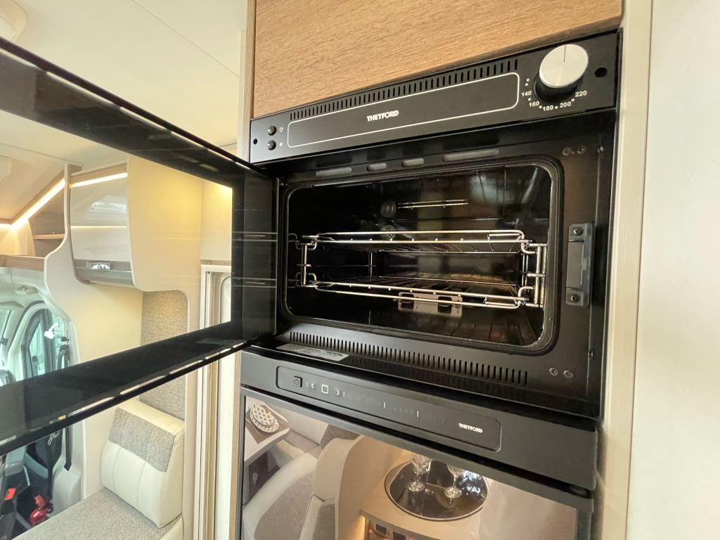 Dethleffs TREND 7057 QUEENSBED AUTOMAAT OVEN BEARLOCK foto: 8