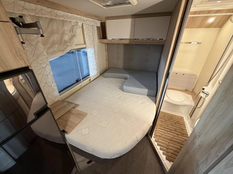 Eura Mobil Profila T 675 SB fransbed / navigatie  foto: 11