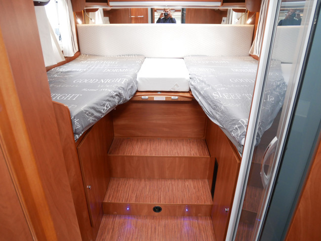 Laika Ecovip 409 Lengtebedden, Hefbed, Luxe Half Integraal XXL Garage!! foto: 18