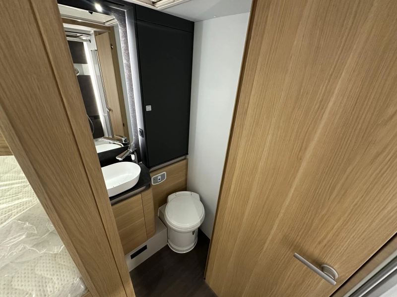 Adria Coral Plus 670 DL automatique | ex-location photo: 13