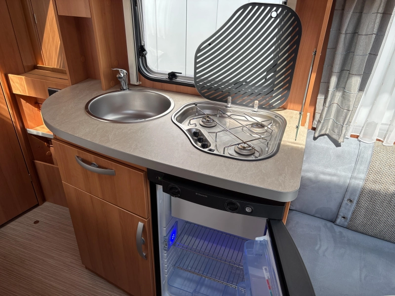 Eriba Nova Light 465 toldo mover puerta mosquitera foto: 3