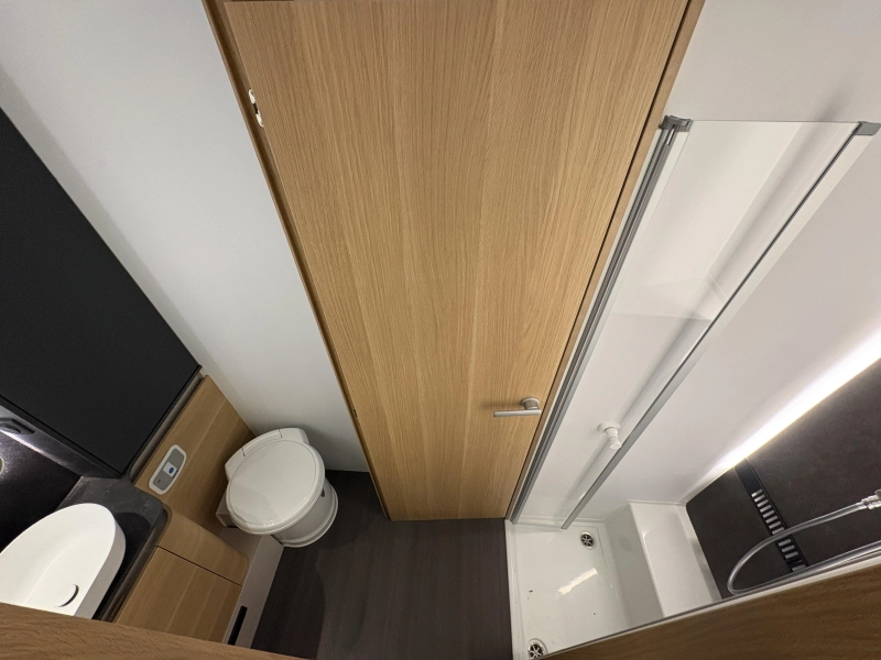 Adria Coral Plus 670 DC queensbed / automaat  foto: 16