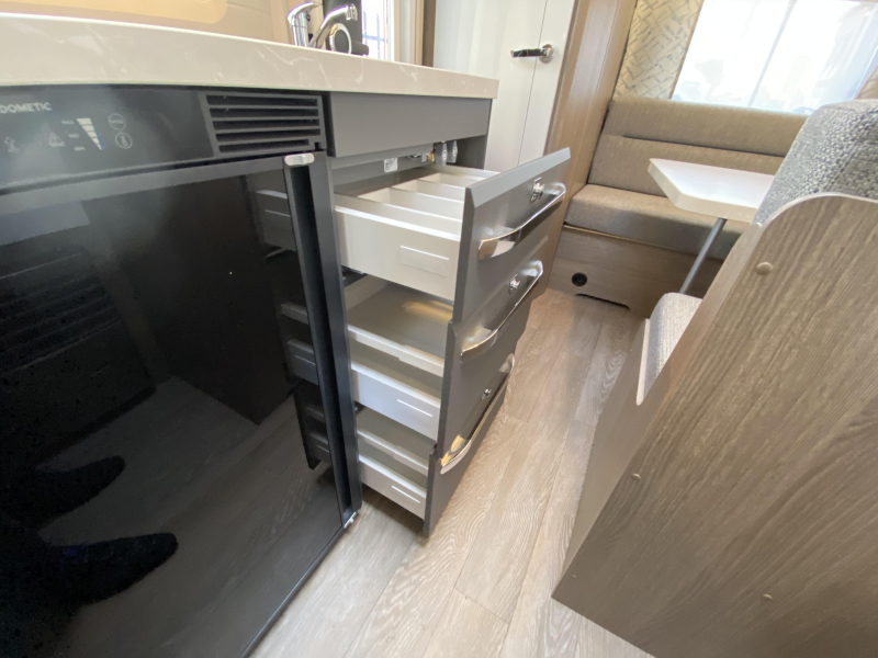 Hobby On Tour 390 SF Train seat, transverse bed photo: 16