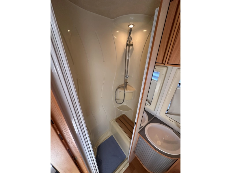 Adria Coral 660 SL 160PK Lengtebedden Airco  foto: 10