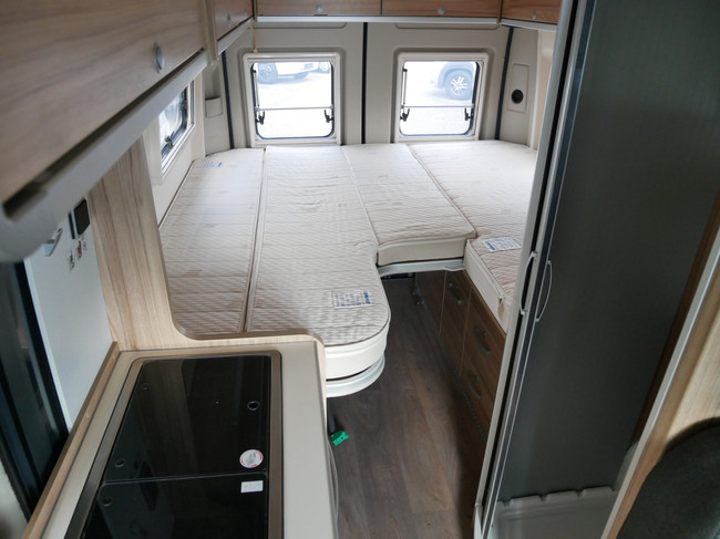 Hymer Yosemite 6 metros, camas longitudinales, techo elevable, 4 personas foto: 17