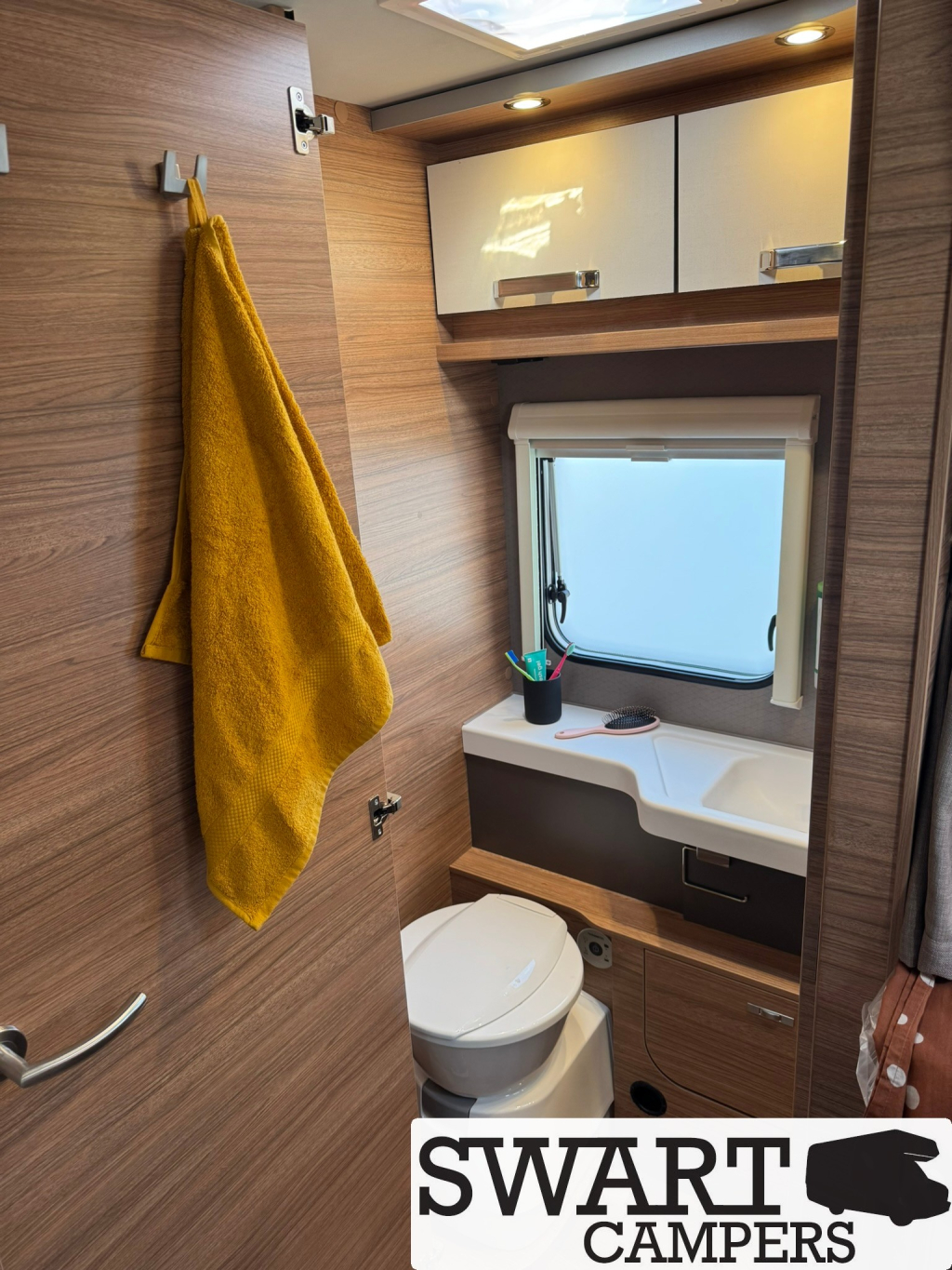 Weinsberg CaraSuite 700 ME, 180 pk Automaat 5 gordelplaatsen Hefbed Enkele bedden foto: 15