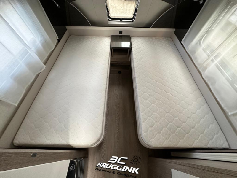 Hobby Prestige 540 UL SINGLE BED MOVER AWNING photo: 7