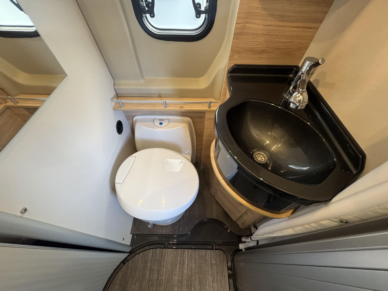 Dethleffs Globetrail Advantage 600 DR dwarsbed hefdak bovenbed  foto: 7