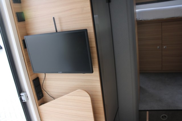 Dethleffs 7052 DBM Just 90 Queenbed + hefbed riante garage (94  foto: 35
