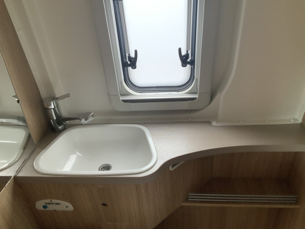 Knaus Boxstar Buscamper AUTOMAAT Dwars-bed, Motor-airco, Draaistoelen, Fietsendrager Busbiker, Bj.2017 Camper centrum on the road Marum foto: 25