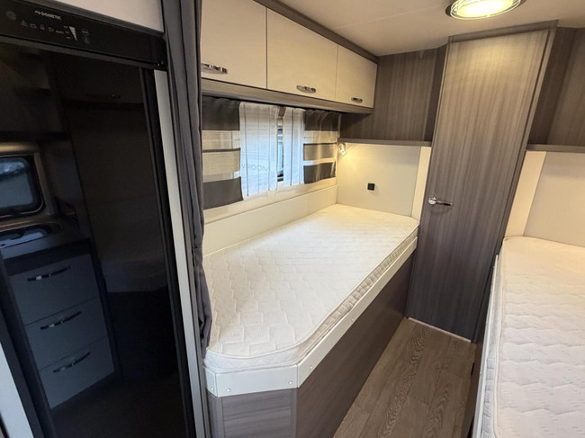 Hobby Optima Ontour T 70 E Single Beds Large Bathroom Awning photo: 17