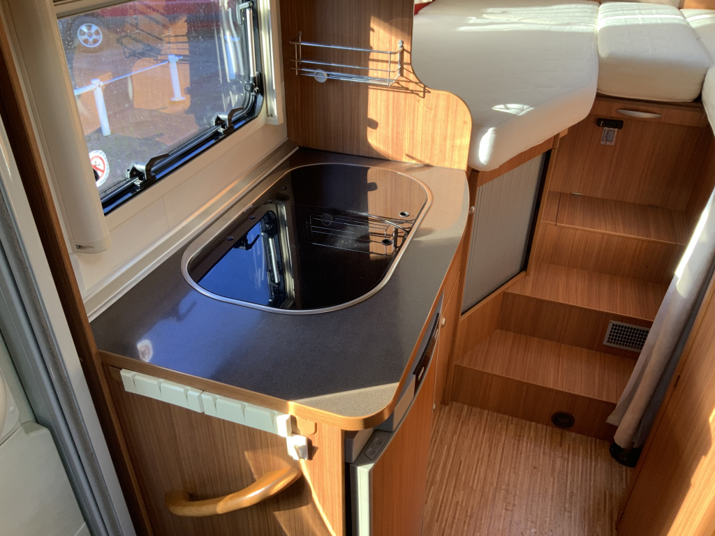 Adria Compact SL 2.3 MultiJ. 130 PK Half-integraal, Enkele-bedden, Bj. 2010 Camper Centrum On the Road aan de Noorderringweg 4 in Marum. foto: 10