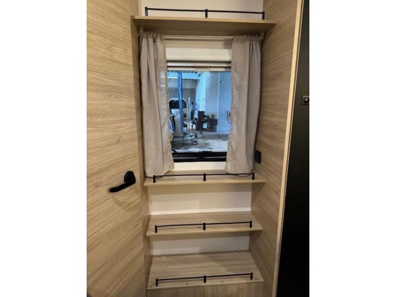 Caravelair Sport-Line 410 zwart met lichtgrijs  foto: 15