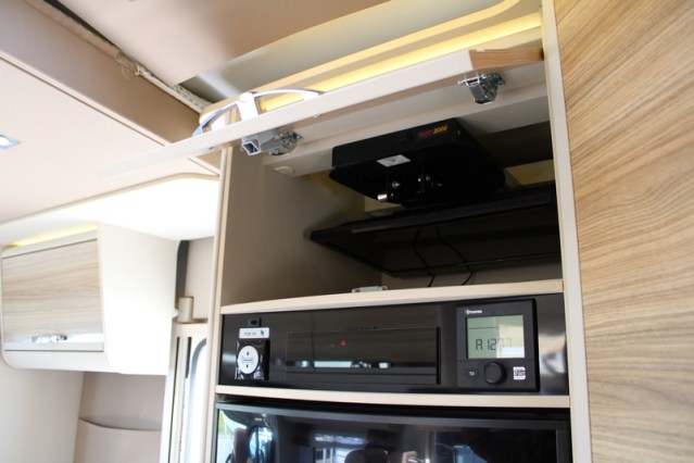 Robuuste Adria Matrix M 670 SK AUTOMAAT 5 gordelplaatsen Queensbed + hefbed (71  foto: 44