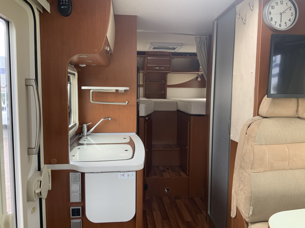 Hymer Exsis-I 674 EX 2.3 MultiJet 160 PK,Integraal,Motor-airco, 2 Lengte-bedden, Hef-bed, Garage, Trekhaak, etc, etc. Camper centrum on the road  foto: 19
