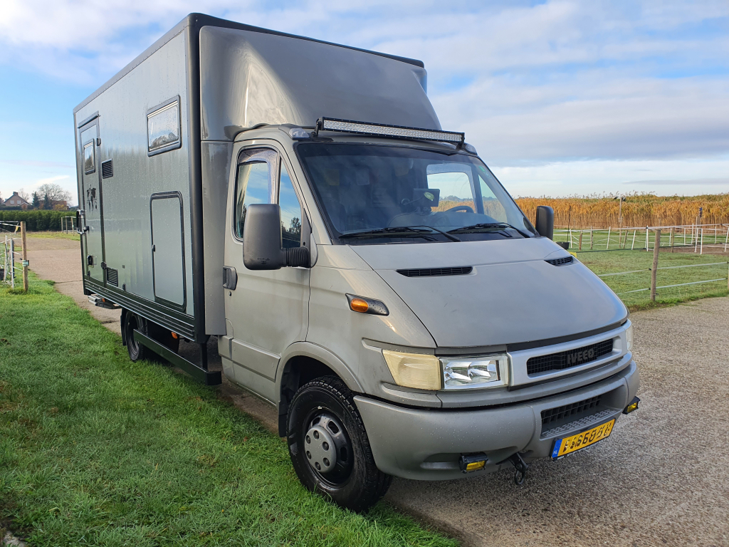 Iveco  2.3 TD Expeditie Camper off-grid met zonnepanelen. foto: 2