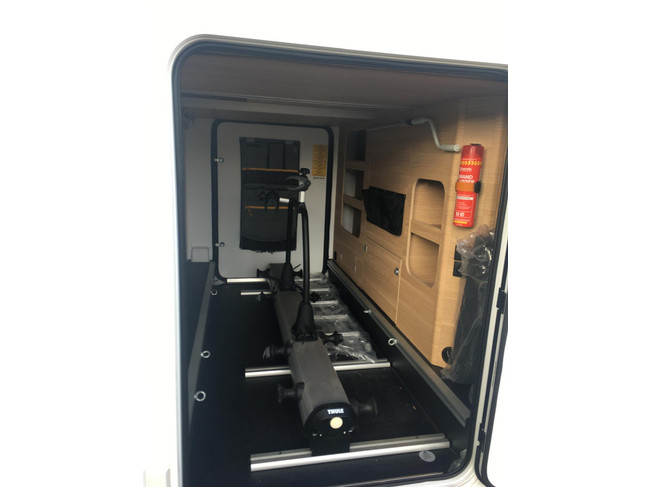 Adria SONIC SUPREME 700DL 161 PK AUTOMAAT SLECHTS 11.366 KM VEEL OPTIES SOLAR AIRCO 16 INCH VELGEN LENGTEBEDDEN HEFBED