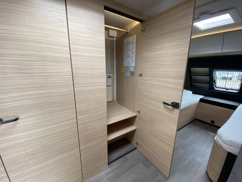Hobby Maxia 585 UL Single beds, round seating photo: 20