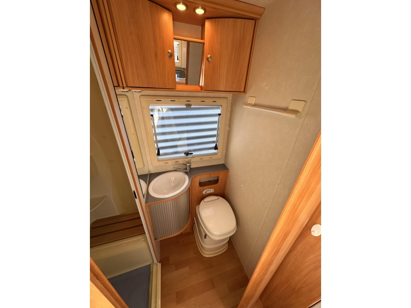 Adria Coral 660 SL 160PK Lengtebedden Airco  foto: 11