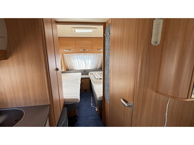 Hobby De Luxe 540 UL camas individuales asiento redondo foto: 9