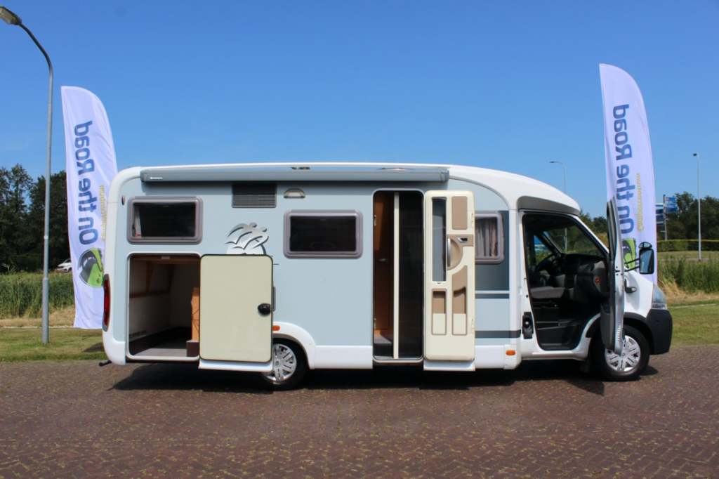 Knaus Sun Ti 700 Meg, Cama transversal, Garaje, Asientos delanteros giratorios, Media dinette, banco de asientos. A&ntilde;o 2008 Marum (Groningen) foto: 2