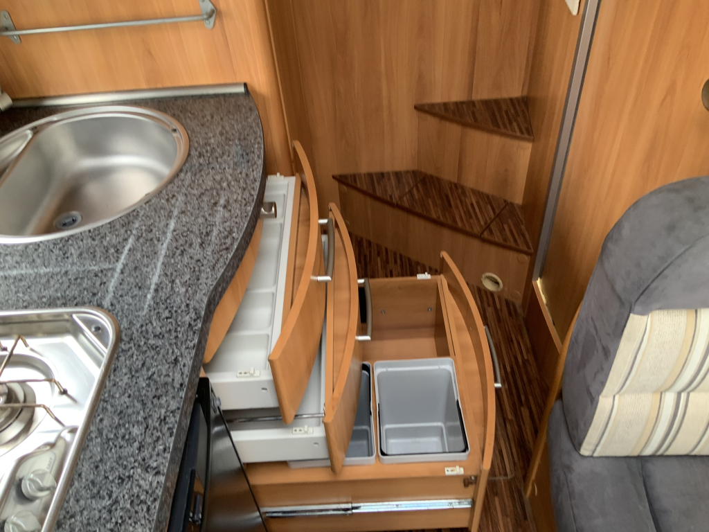Hymer B 504 SL Integral, Equipado con cama individual trasera y cama abatible delantera, aire acondicionado de motor, chasis Alko, etc., A&ntilde;o 2009 Camper centrum on the road foto: 15