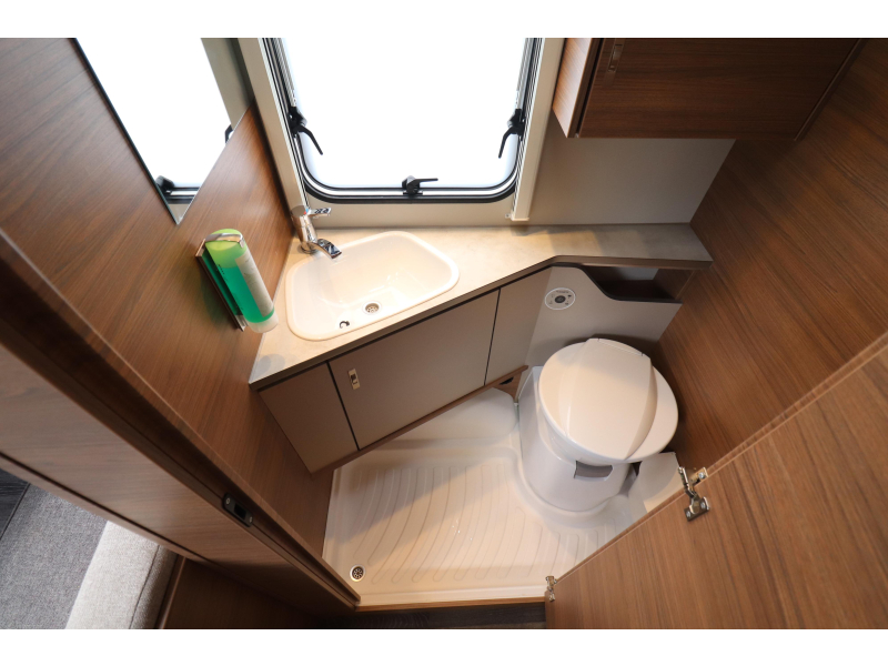 Knaus Sport E-Power Selection 420 QD Mover / Awning / Air conditioning photo: 14
