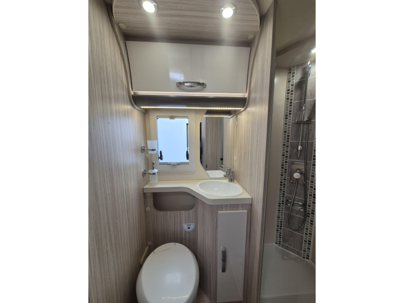 Elnagh T-Loft 450 Dwarsbed en hefbed  foto: 18