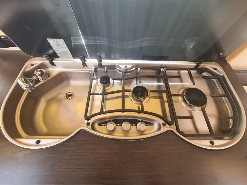 LMC Passion 440 D Voortent en mover  foto: 11